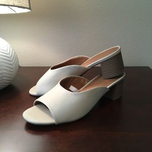 NWOT.  Universal Thread Heels.
